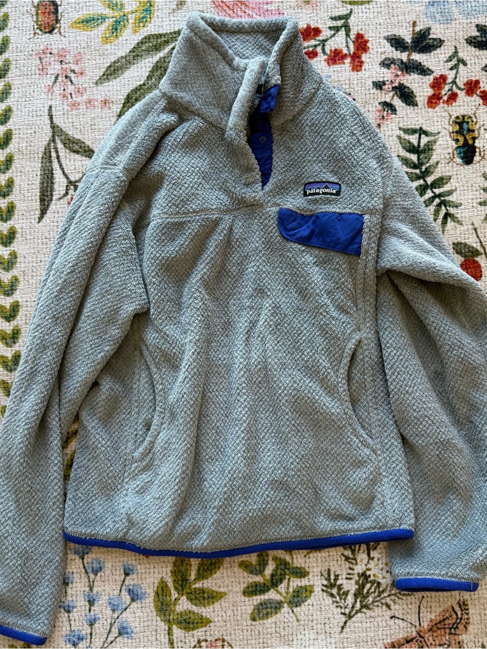 Patagonia Light Gray Fleece Pullover with Blue Accents